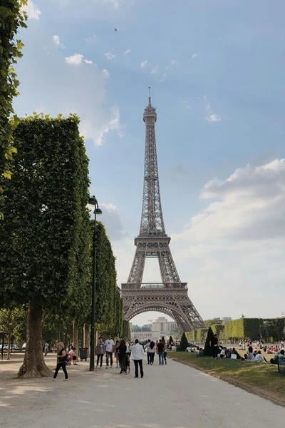 Date in Paris