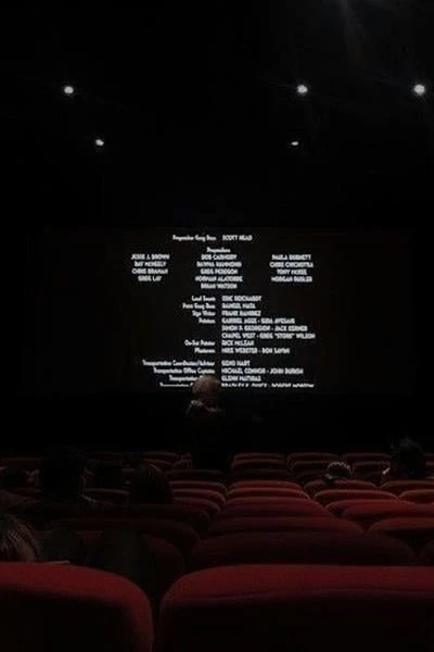 На старых сидениях кинотеатра