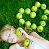 Sharlott_with_apples